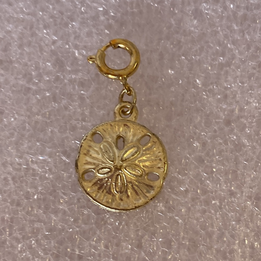 NWOT - Amber Cove - Diamonds International Hanging Sand Dollar Charm